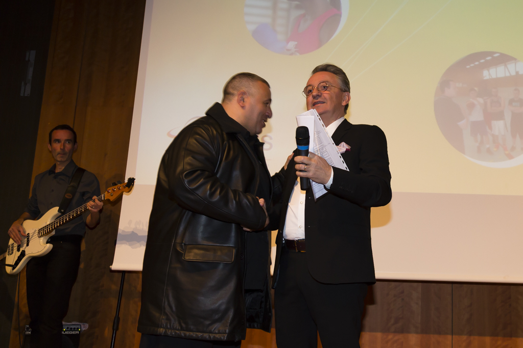 Remise des trophées par Olivier Bijaoui, President Directeur Général du Groupe WFS et Président Fondation de la Fondation d’Entreprise WFS à Rachid Saadi (RMBOXING)