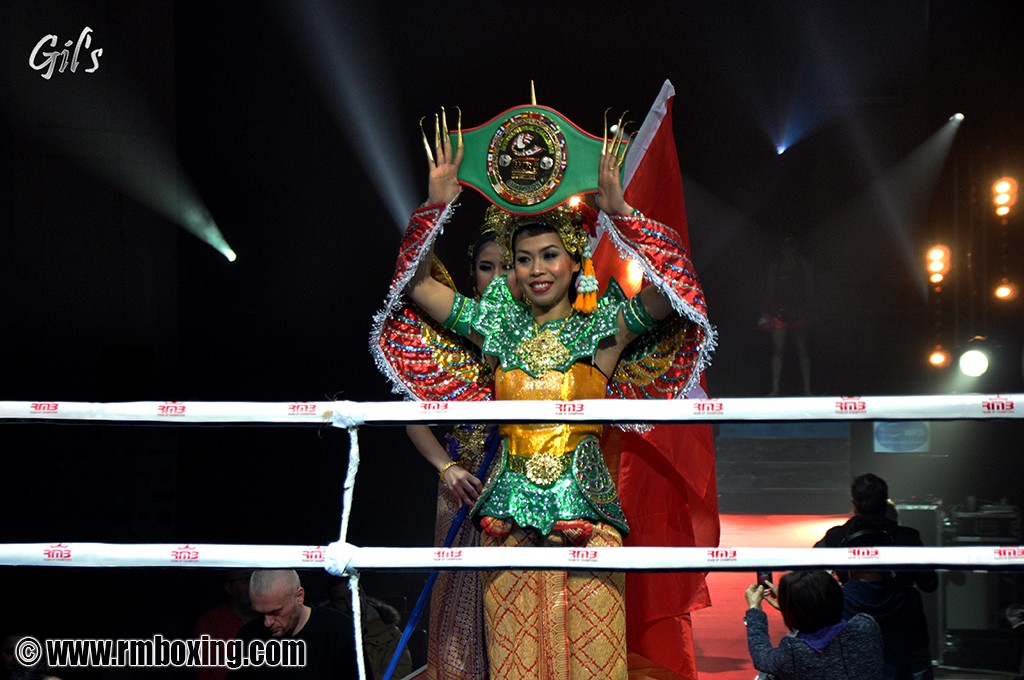 Danseuse thaïlandaise au  choc des légendes 2015