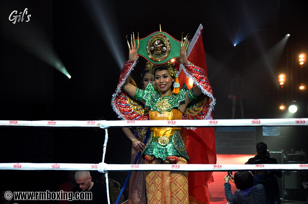 Danseuse thaïlandaise au  choc des légendes 2015